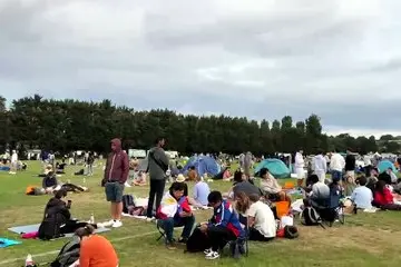 The Queue, la pazienza infinita dei tifosi in fila per un posto all’All England Club