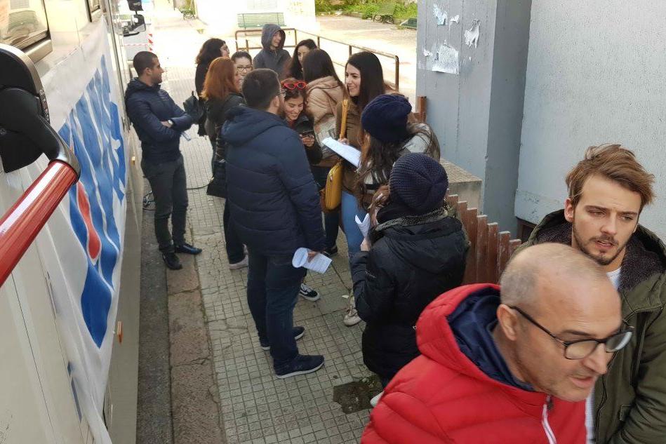 Studenti davanti all'autoemoteca Avis di Sassari (foto L'Unione Sarda/Giampiero Marras)