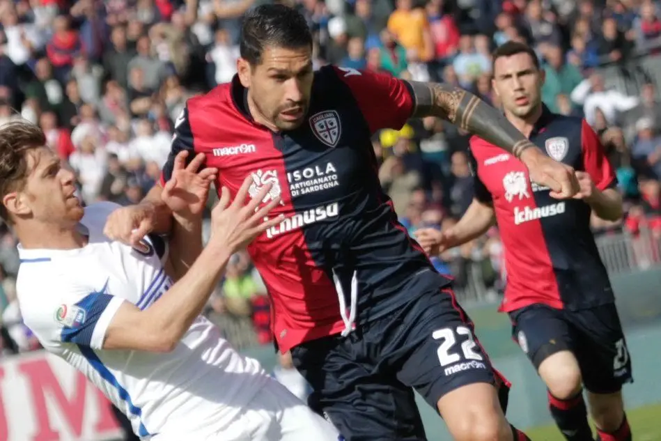 Marco Borriello insacca il gol dell'1-2 (foto Solinas)