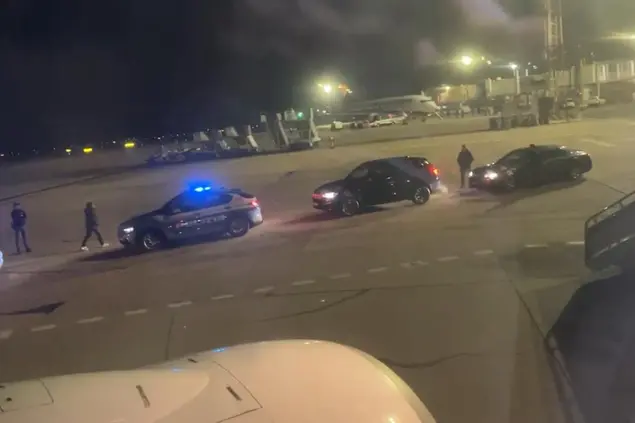 Polizia in pista all'aeroporto di Elmas