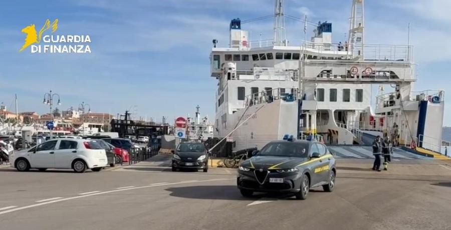 La Maddalena, si presenta al porto con 25 grammi di cocaina: 38enne in arresto