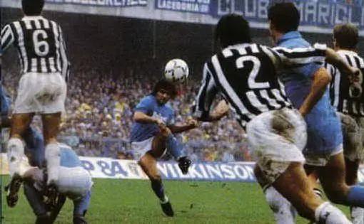 1985: Maradona scommette con Pecci di riuscire a insaccare una punizione da posizione impossibile. In palio: la gloria. E gloria sarà
