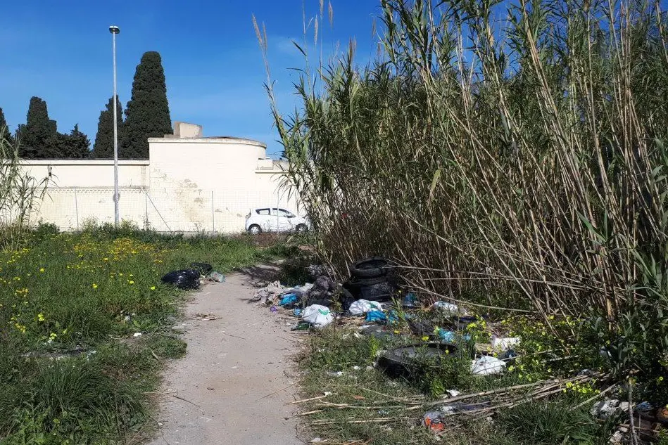 I rifiuti in via San Francesco (L'Unione Sarda - foto Daga)