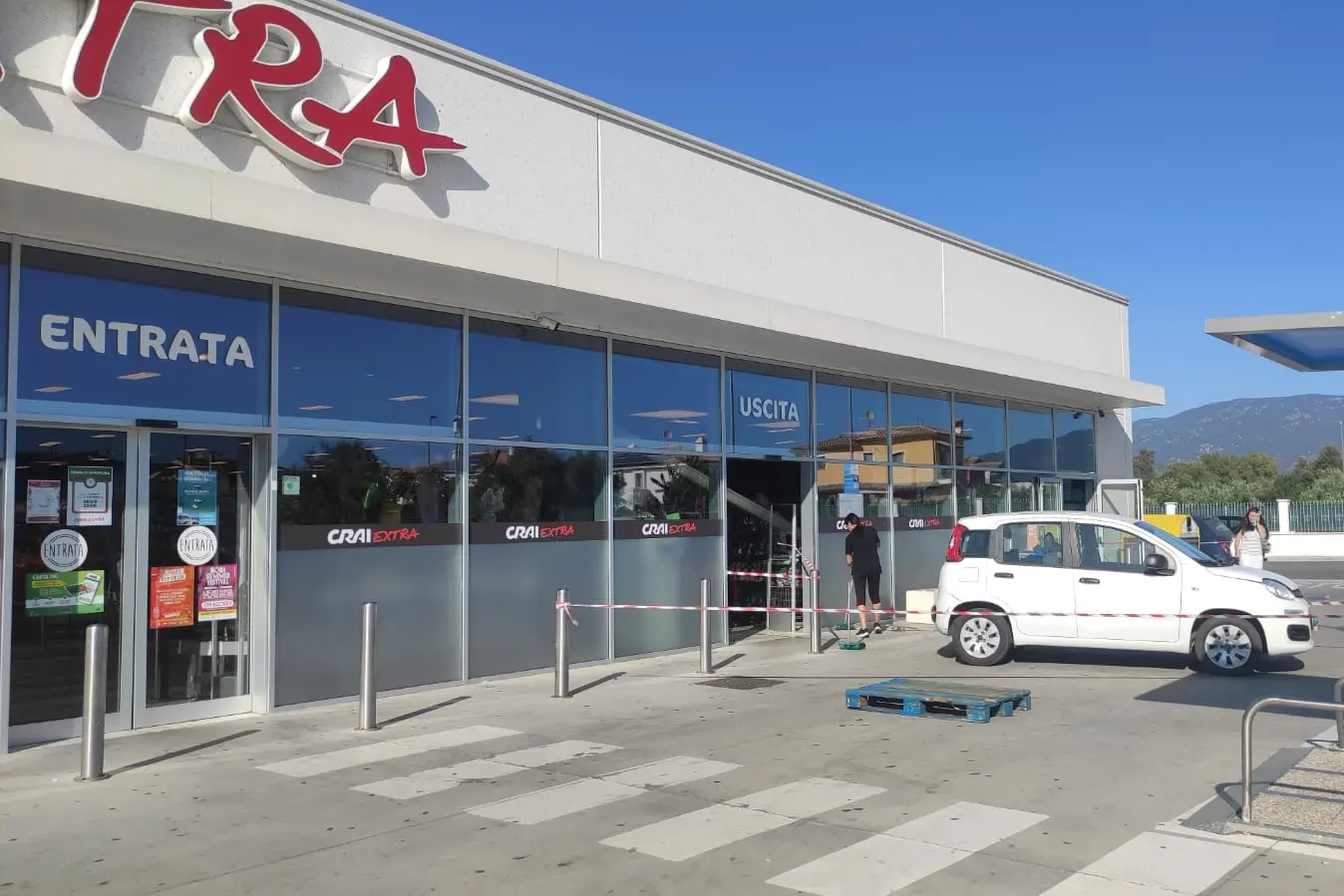 L'auto usata per la spaccata in un market a Pula (foto Federico Cogoni)
