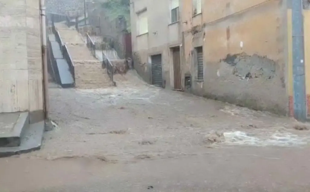 Una strada allagata a Bitti (fermo immagine da video)