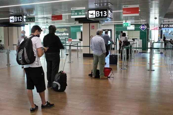 Viaggiatori in aeroporto (Ansa)