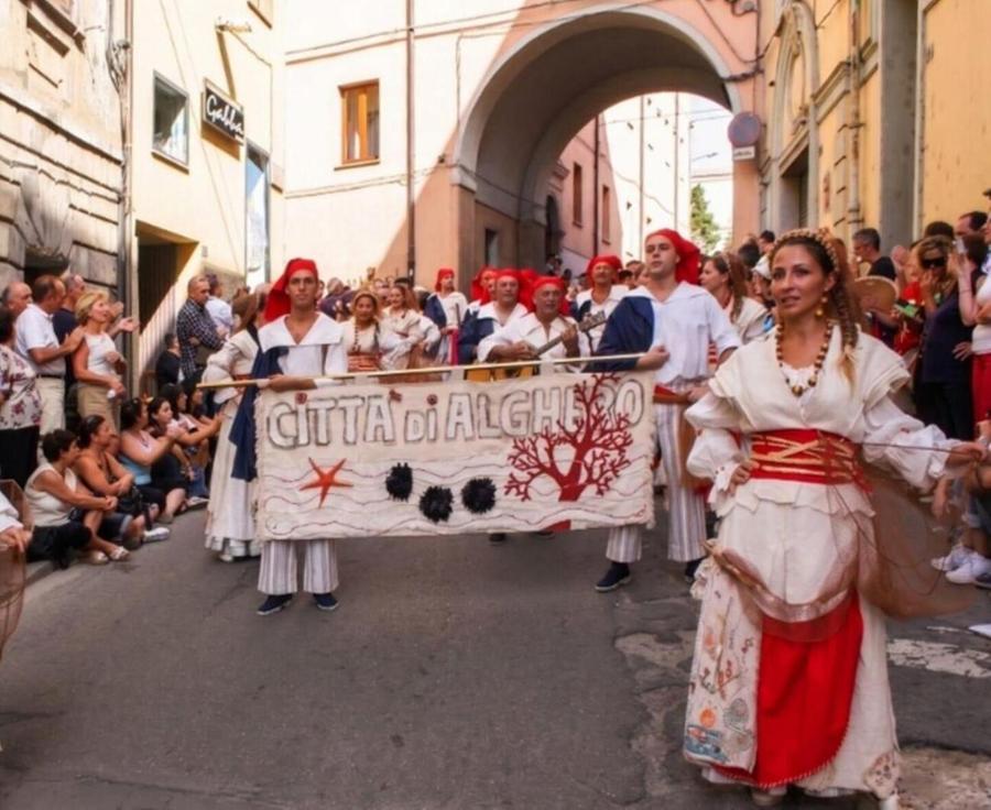 Abito tradizionale: «Basta carnevalate»