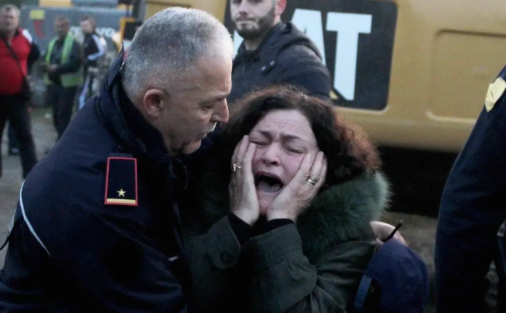 Una donna piange per la tragedia