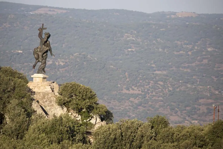 La statua del Redentore domina il monte Ortobene