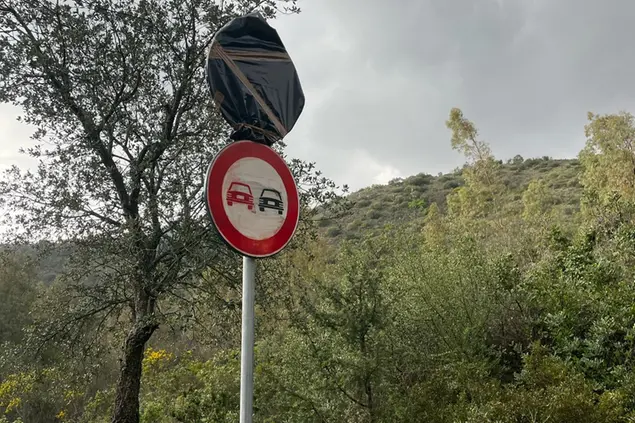 Uno dei cartelli incappucciati (foto Serreli)