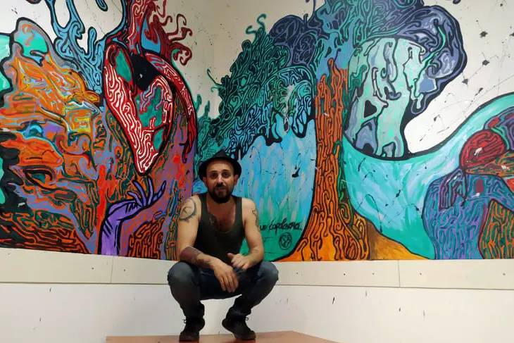 L'artista Gabriele Sanna davanti a una sua opera (foto Marras)