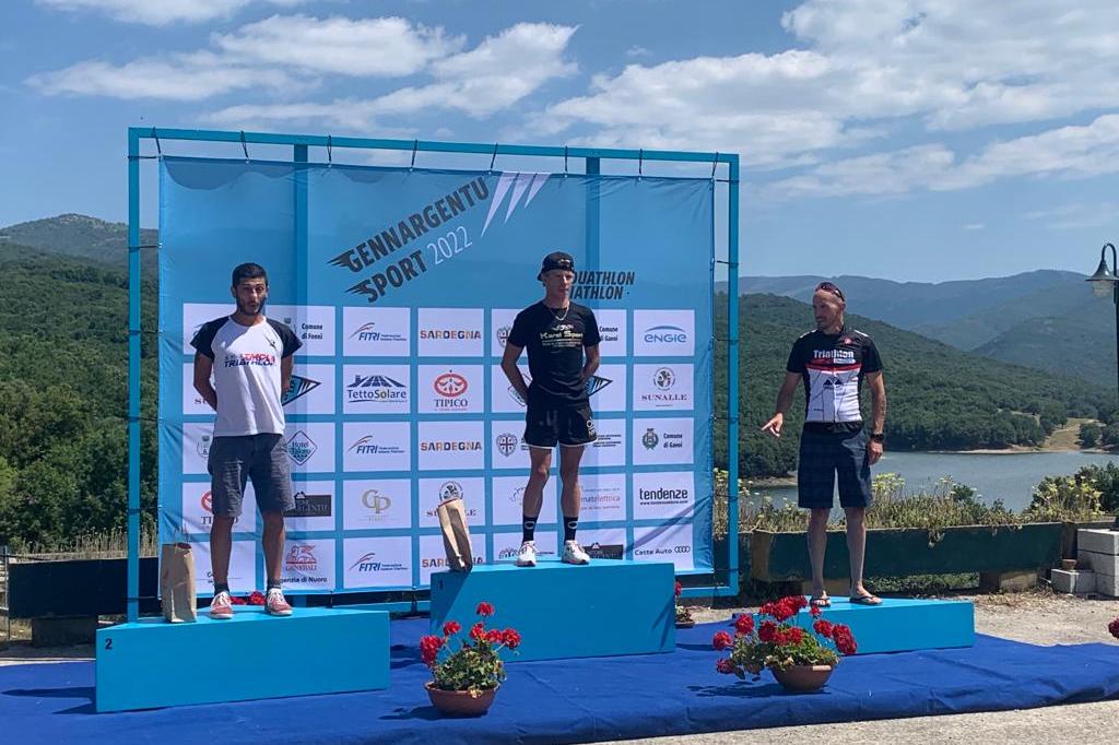 Il podio di Fonni con il vincitore Ruslan Farci al centro (foto FiTri Sardegna)