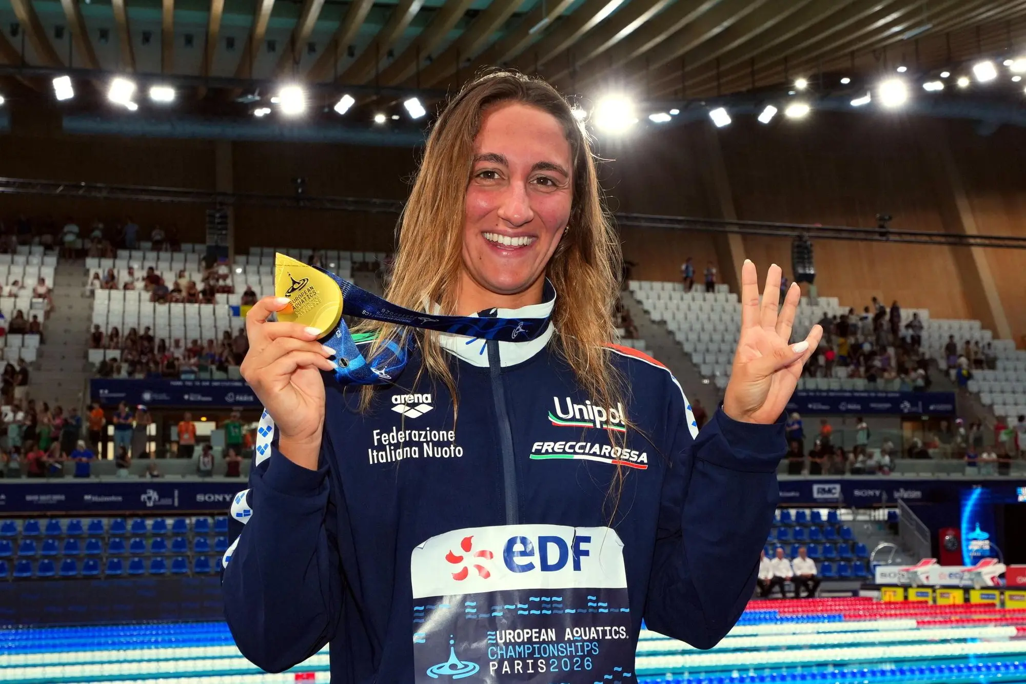 epa13169699 Winner Simona Quadarella of Italy on the podium of the Women's 1500m Freestyle of the Swimming at the European Aquatics Championships in Paris, France, 14 August 2026. EPA/FRANCO ARLAND