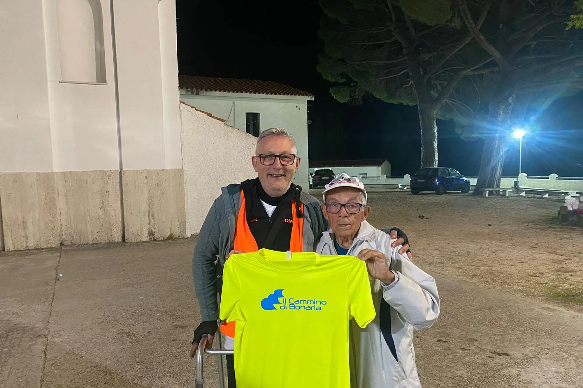 Zigheddu ha regalato a Maurizio Podda una maglietta del Cammino di Bonaria (foto Deiana)
