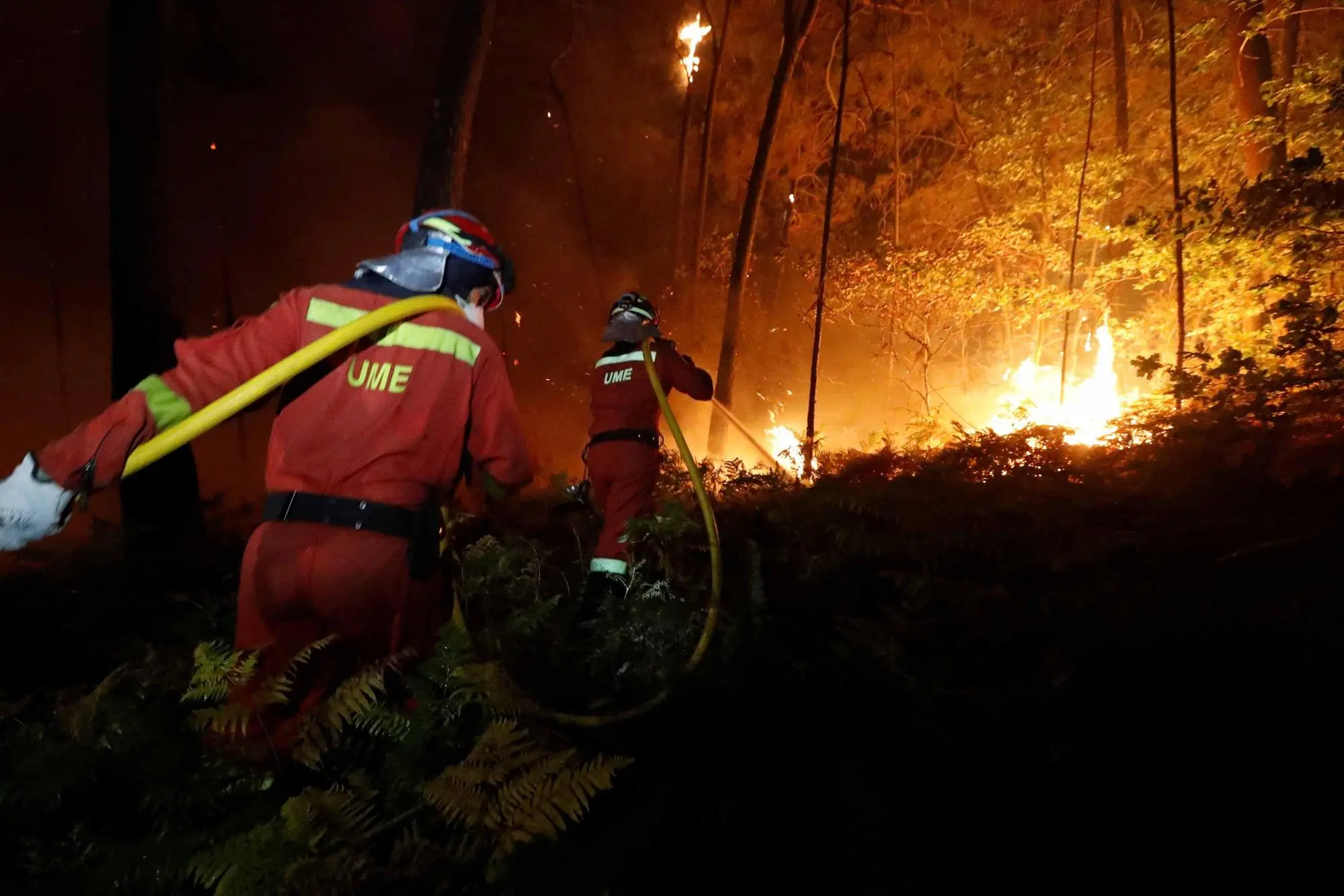 Un intervento per spegnere un incendio in Spagna (foto La Presse)