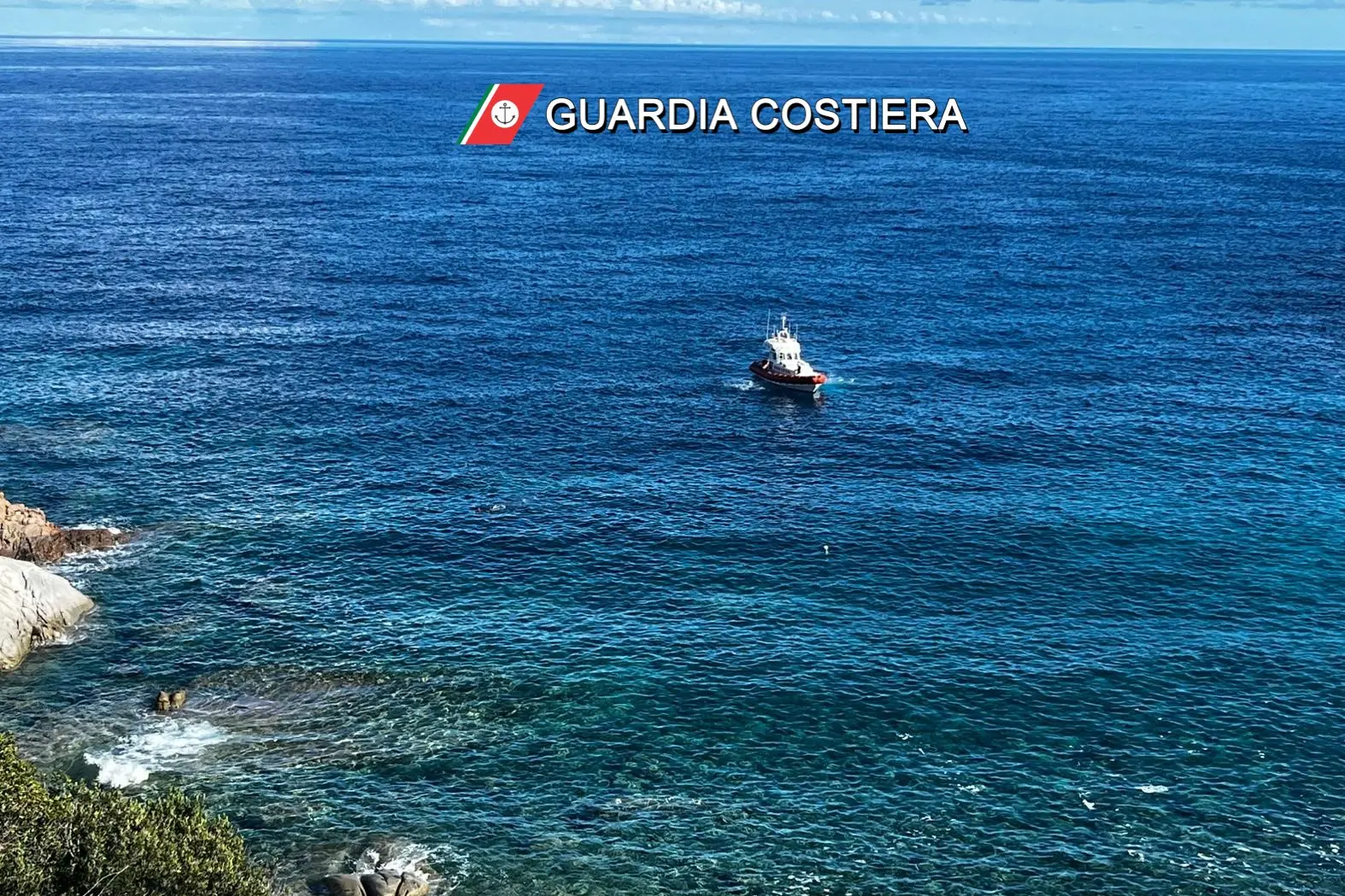 La motovedetta della Guardia costiera di Arbatax a Cala Moresca (foto concessa)