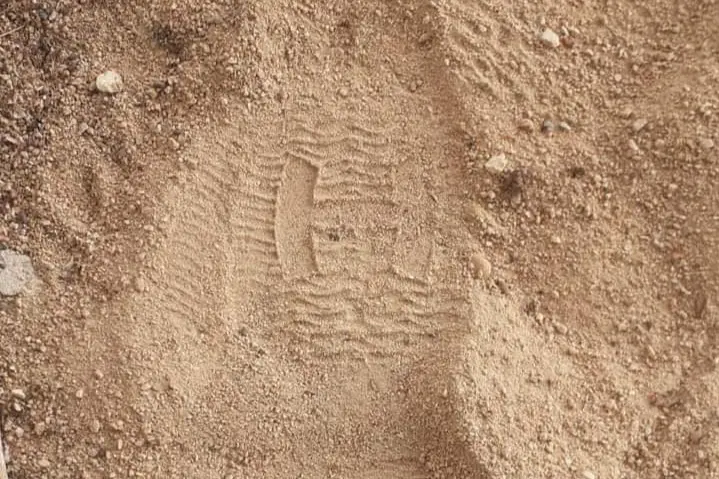 L'impronta trovata nel mattatoio (foto dalla pagina Facebook del Comune di Bono)