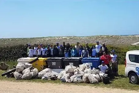 Cabras, i cittadini puliscono il litorale