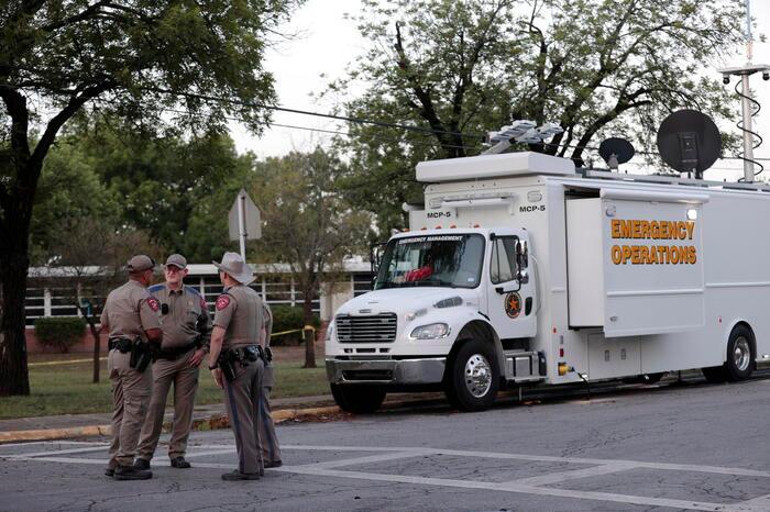 Polizia davanti alla scuola di Uvalda, Texas (Ansa)