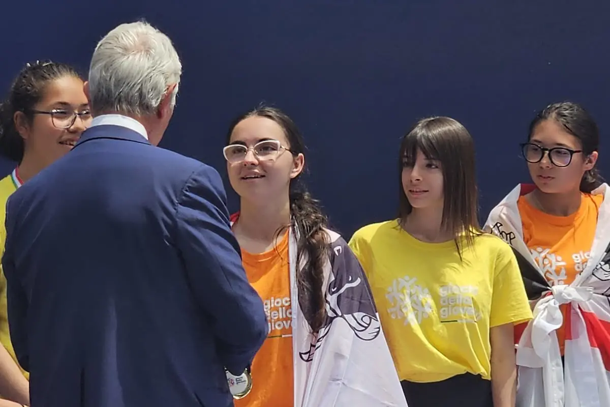 Il ministro Abodi premia la ragazza di Settimo prima nei cento metri