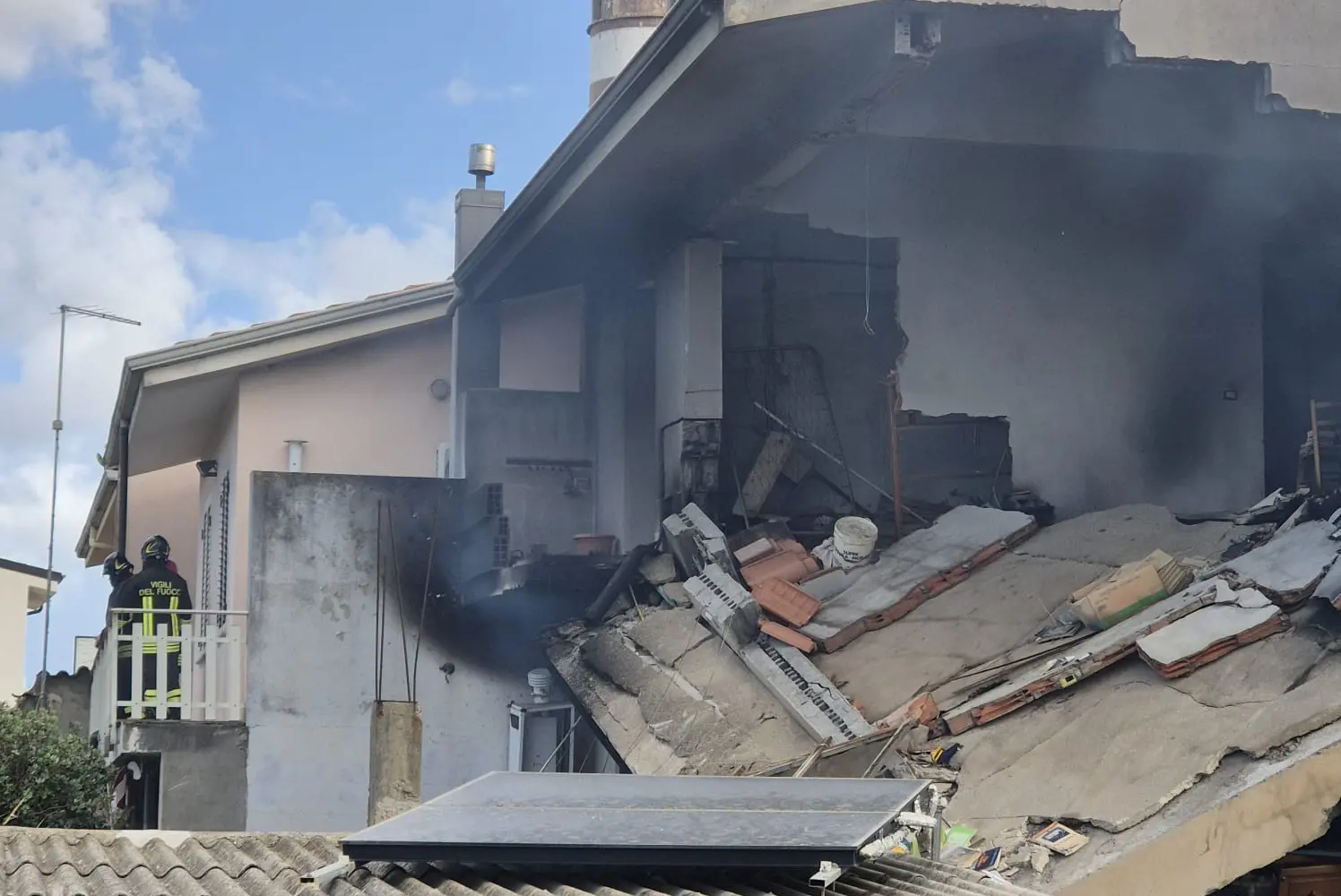 Terralba, la villetta sventrata dall'esplosione (foto Masala)