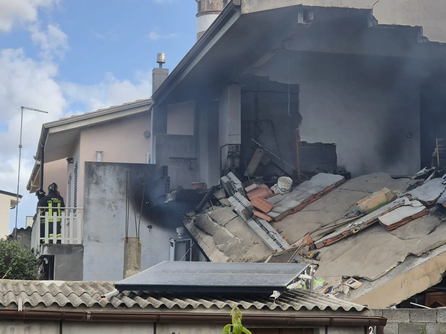 Terralba, la villetta sventrata dall'esplosione (foto Masala)