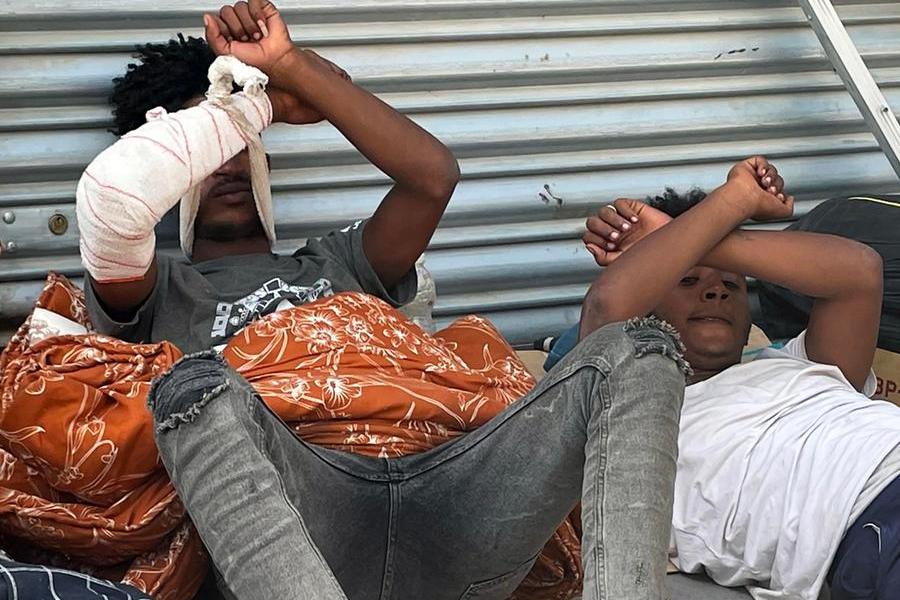 Migrante 17enne si “aggancia” sotto il tir: ferito a una gamba