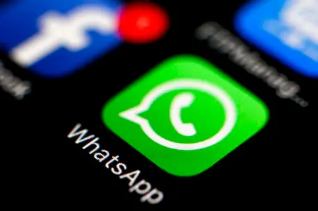 Il logo dell'app di messaggistica istantanea Whatsapp (foto Ansa)