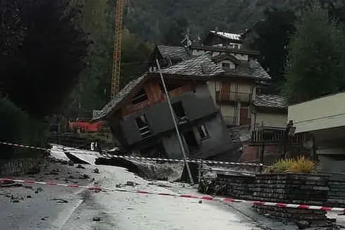 Il crollo di una casa in Piemonte (Ansa)