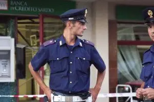 Gli agenti della polizia davanti al bancomat preso d'assalto (Elisabetta Messina)