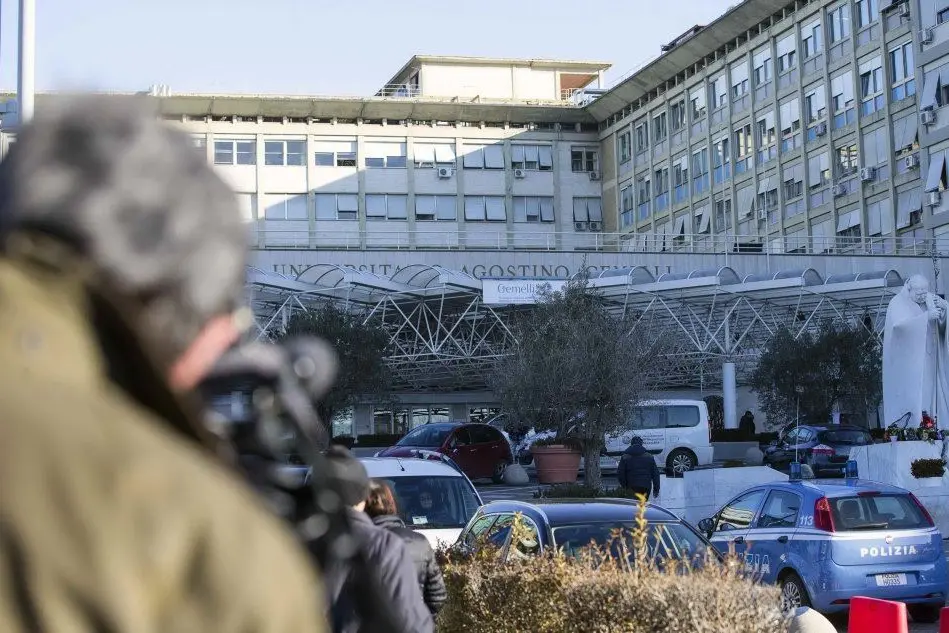 Il policlinico Gemelli a Roma (Ansa)