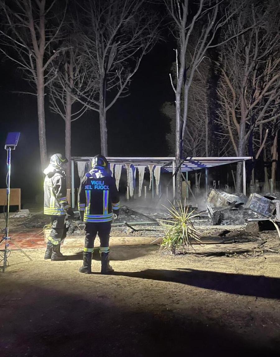 Chiosco di nuovo in cenere