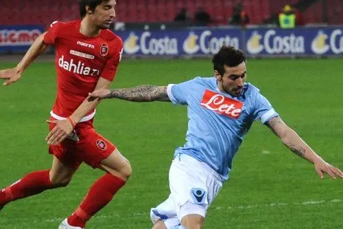difensore del Cagliari Ariaudo commette fallo su Ezequiel Lavezzi el'arbitro Damato fischia il rigore