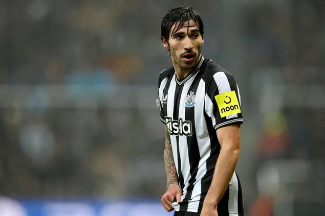 epa10939420 Sandro Tonali of Newcastle looks on during the UEFA Champions League Group F match between Newcastle United and Borussia Dortmund in Newcastle, Britain, 25 October 2023. EPA/ADAM VAUGHAN