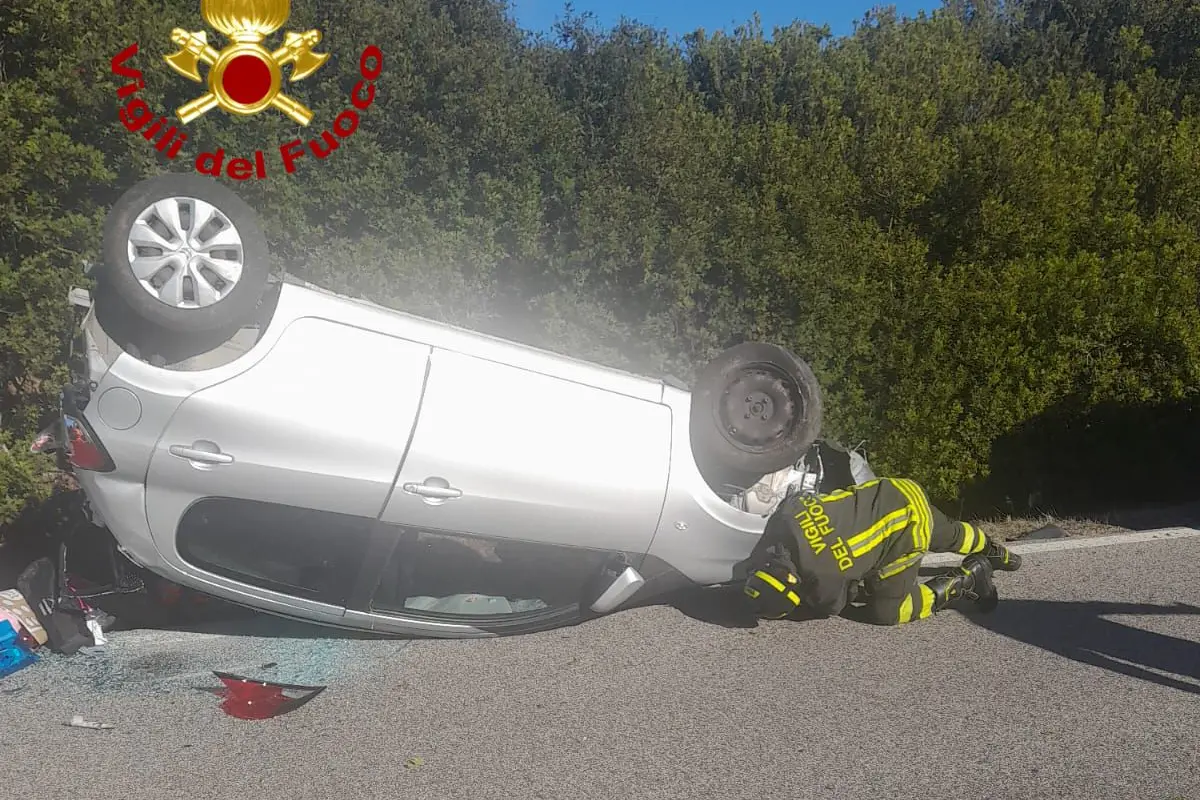 L'incidente sulla statale 131 vicino a Orotelli (Foto vigili del fuoco)