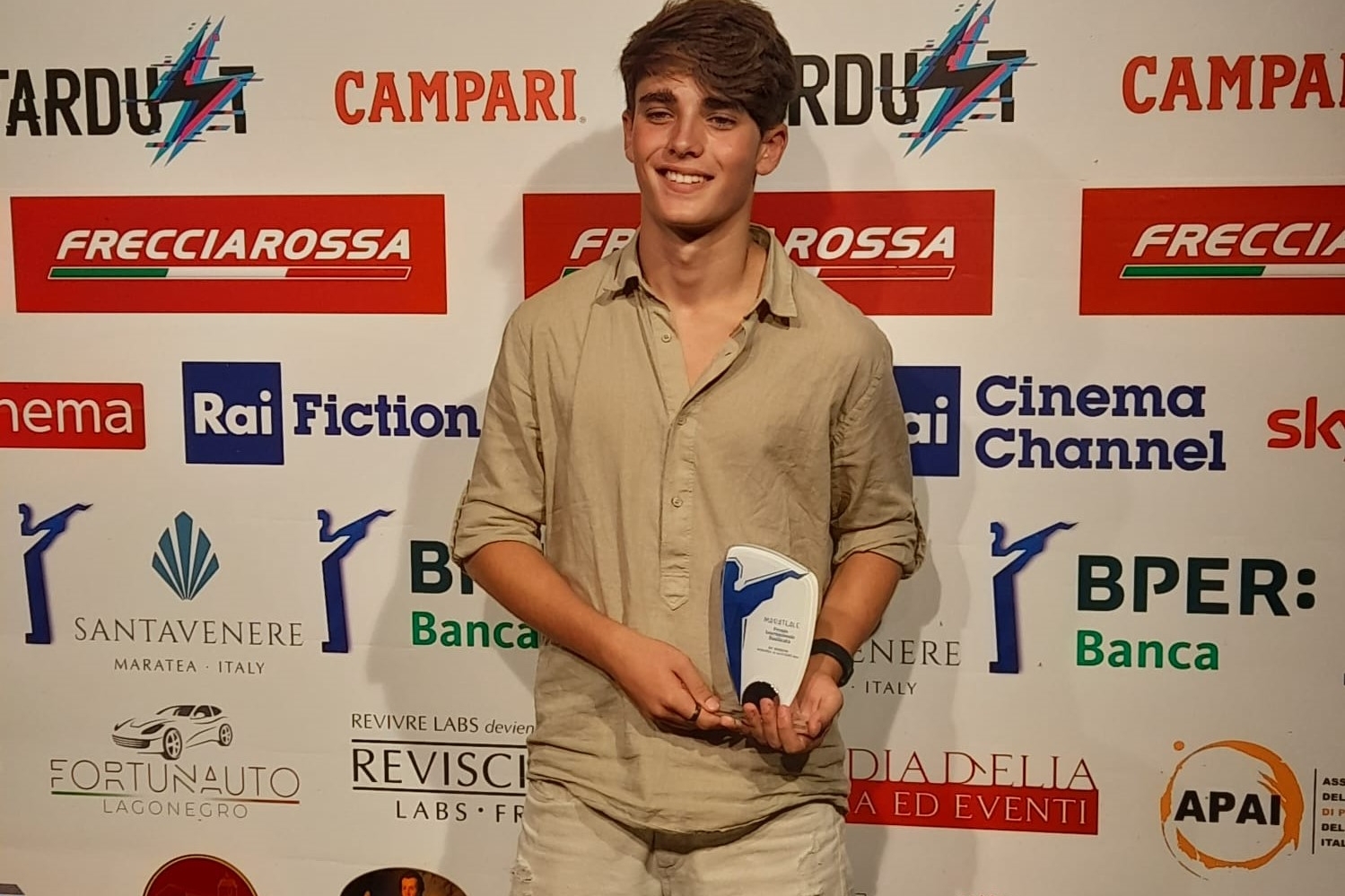 Andrea Arru col premio (foto concessa)