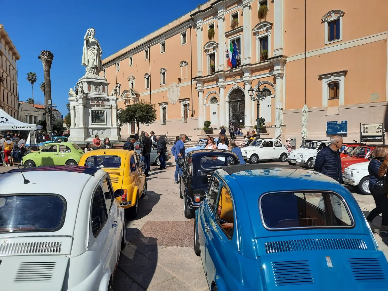 Raduno di Fiat 500 a Oristano (foto archivio Unione Sarda)