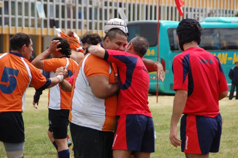 L'abbraccio tra i rugbisti-detenuti di Batàn e i giocatori del Cagliari\u00A0 (foto archivio L'Unione Sarda)