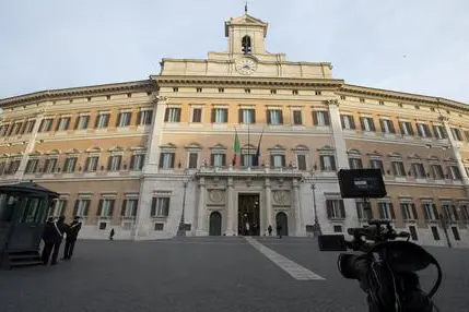 La facciata di Palazzo Montecitorio (foto Ansa)