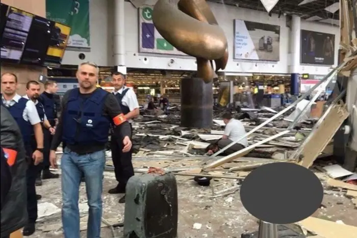 L'aeroporto di Bruxelles dopo l'attentato (Ansa)