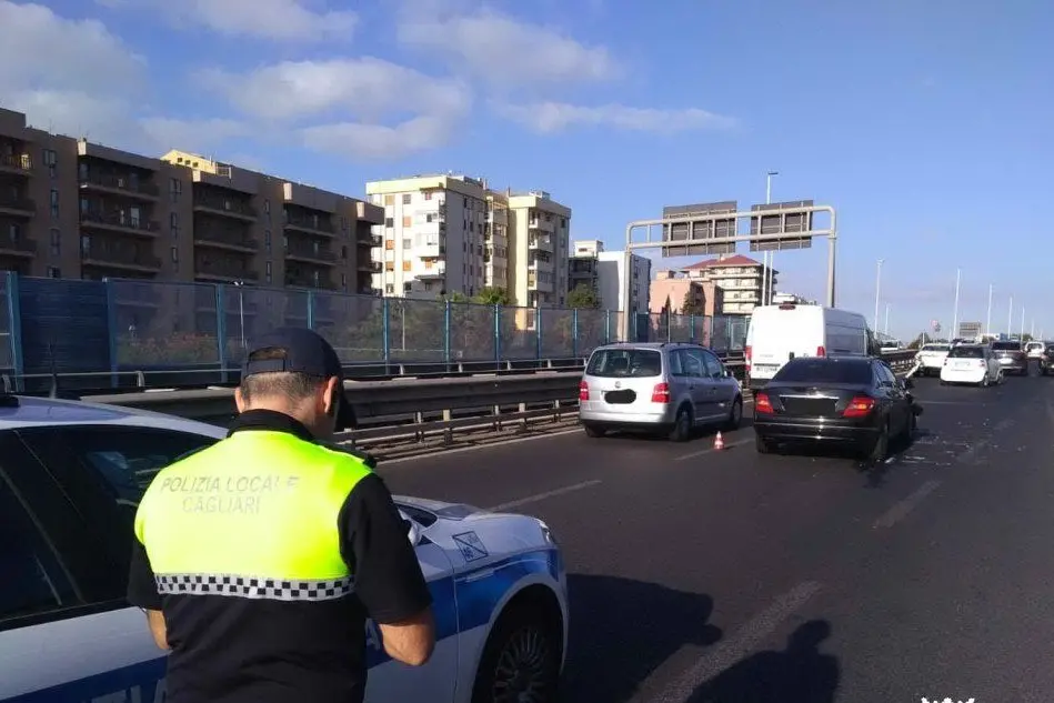 L'incidente è avvenuto nell'asse mediano in direzione Sestu (foto polizia municipale di Cagliari)