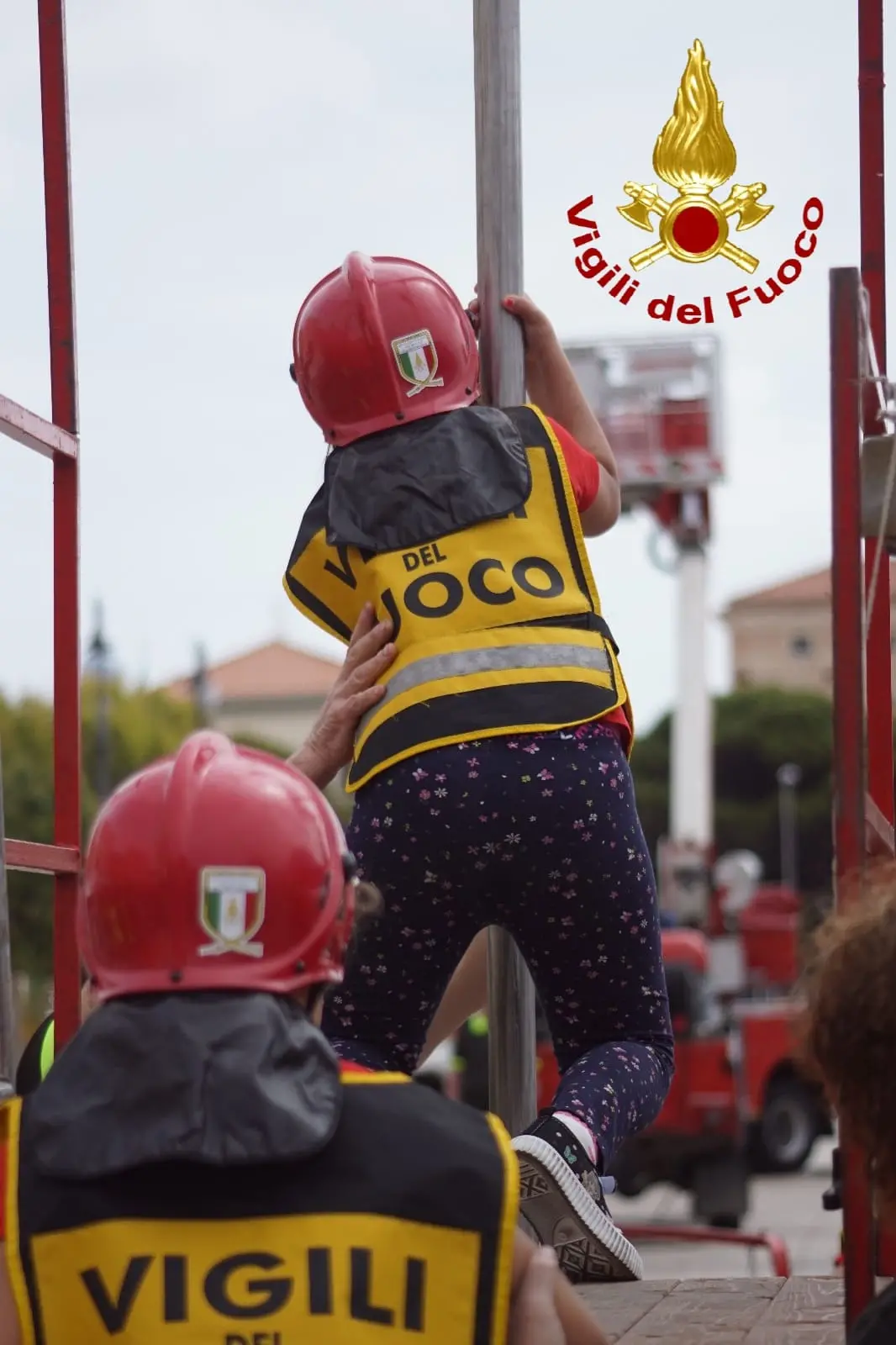 La Maddalena, un bambino impegnato alla Pompieropoli (foto vigili del fuoco)