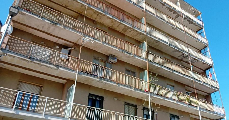 Nel vuoto con i tre bimbi Solo la primogenita sopravvive ma è grave