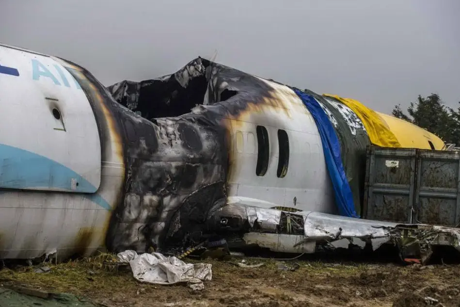 La carcassa dell'aereo prende fuoco a Orio al Serio