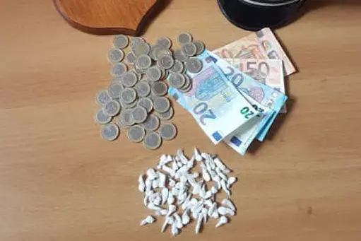 La droga e il denaro posti sotto sequestro (foto carabinieri Cagliari)
