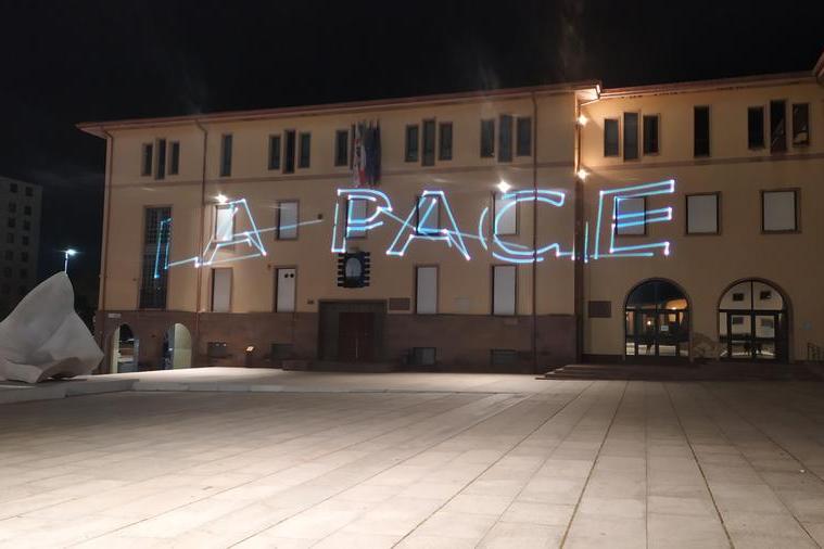 La scritta che scorre sulla facciata del Comune di Carbonia (foto Giuliano Usai)