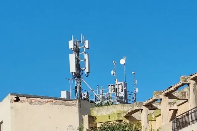 Un'antenna in via Catalogna (foto Fiori)