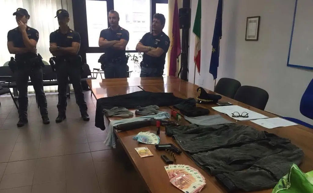 Gli indumenti, le armi e i soldi recuperati