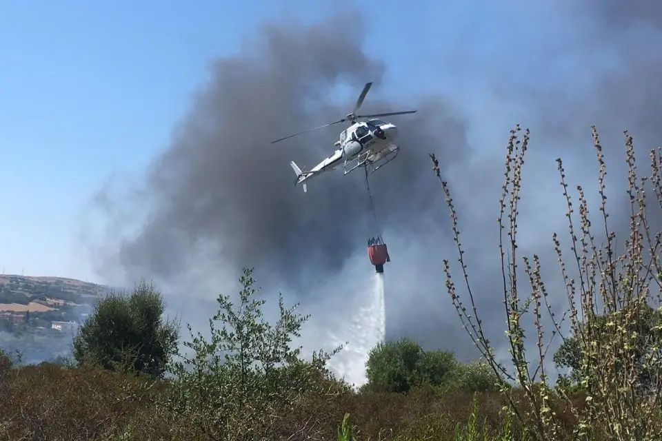 Un elicottero dell'antincendio in azione