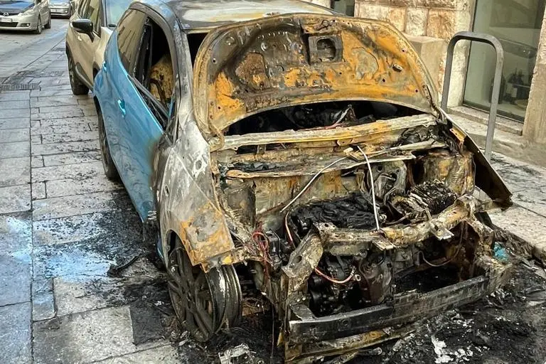 Una delle auto bruciate a Cagliari (foto Piras)